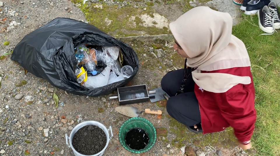 Mahasiswa KKN Unmuh Jember Ubah Limbah Plastik jadi Paving Blok 13 IMG 20250225 124834