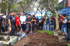 Suasana Duka Saat Pemakaman Bejo Sugiantoro, Rachmat Irianto Tak Kuasa Membendung Airmata saat Antarkan Sang Ayah 10 IMG 20250226 134746