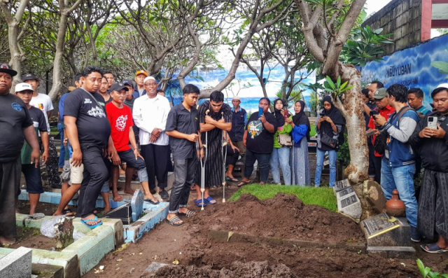 Suasana Duka Saat Pemakaman Bejo Sugiantoro, Rachmat Irianto Tak Kuasa Membendung Airmata saat Antarkan Sang Ayah 8 IMG 20250226 134746