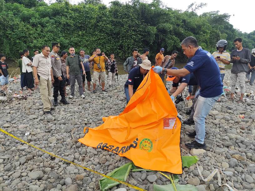 Hanyut Terbawa Arus Sungai, Jenazah Bocah 9 Tahun di Jember Ditemukan Sejauh 12 Kilometer 15 Hanyut Terbawa Arus Sungai, Jenazah Bocah 9 Tahun di Jember Ditemukan Sejauh 12 Kilometer
