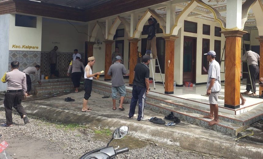 Polres Malang Gelar Bakti Sosial Bersih Rumah Ibadah Sambut Ramadan 2025