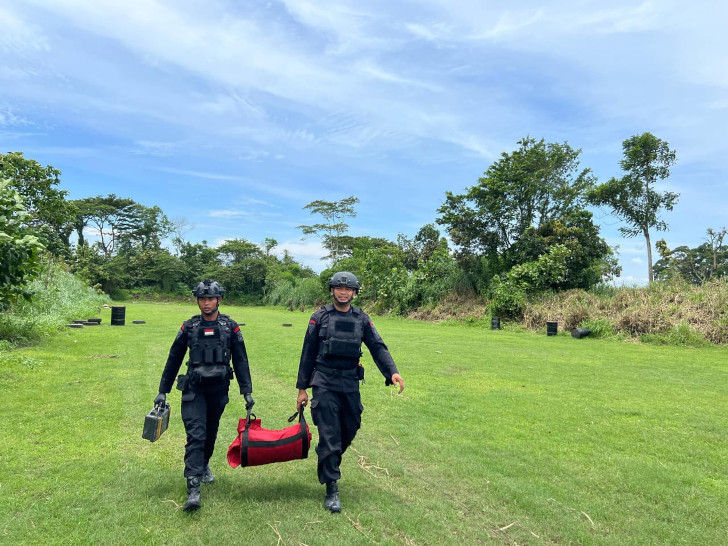Tukang Rosok di Blitar Temukan Mortir di Karung Barang Kulakan 16 Tukang Rosok di Blitar Temukan Mortir di Karung Barang Kulakan