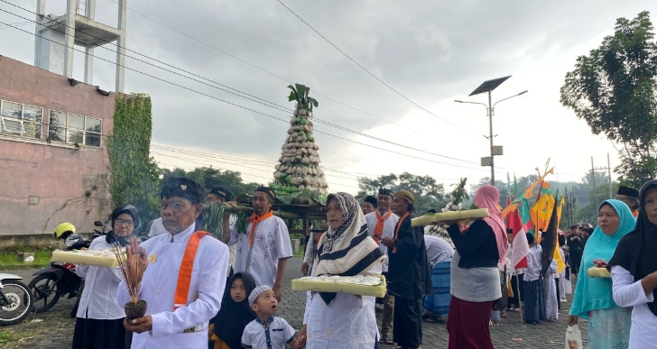 Arak Gunungan Apem Jadi Tradisi Warga Malang Sabut Ramadan