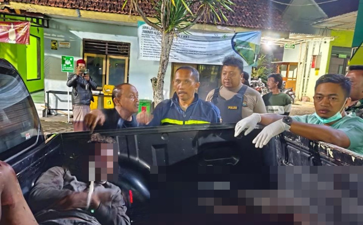 Pria Diduga ODGJ Mengamuk di Ampelgading, 8 Orang Jadi Sasaran Pembacokan 7 Pria Diduga ODGJ Mengamuk di Ampelgading, 8 Orang Jadi Sasaran Pembacokan