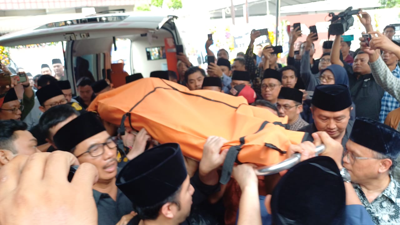 Tangis Keluarga Pecah Saat Jenazah Renville Antonio Tiba di Rumah Duka 10 WhatsApp Image 2025 02 14 at 03.45.32