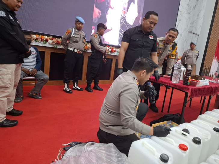 Jelang Ramadan, Polres Blitar Grebek Produsen Miras Ilegal Yang Berkedok Toko Jamu