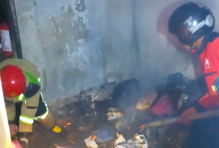 Rumah Kepala Sekolah di Blitar Terbakar, Uang Tunai Rp100 Juta Ludes 4 kebakaran blitar