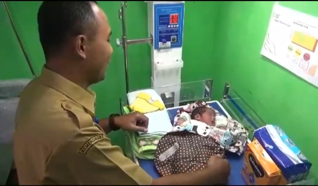 Bayi Laki-laki dengan Tali Pusar Menempel Ditemukan di Pinggir Jalan Wonosalam Jombang 13 Bayi Laki-laki dengan Tali Pusar Menempel Ditemukan di Pinggir Jalan Wonosalam Jombang