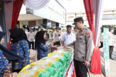 Kendalikan Harga Sembako, Polres Lamongan dan Disperindag Gelar Pasar Murah