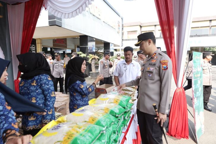 Kendalikan Harga Sembako, Polres Lamongan dan Disperindag Gelar Pasar Murah 1 Kendalikan Harga Sembako, Polres Lamongan dan Disperindag Gelar Pasar Murah