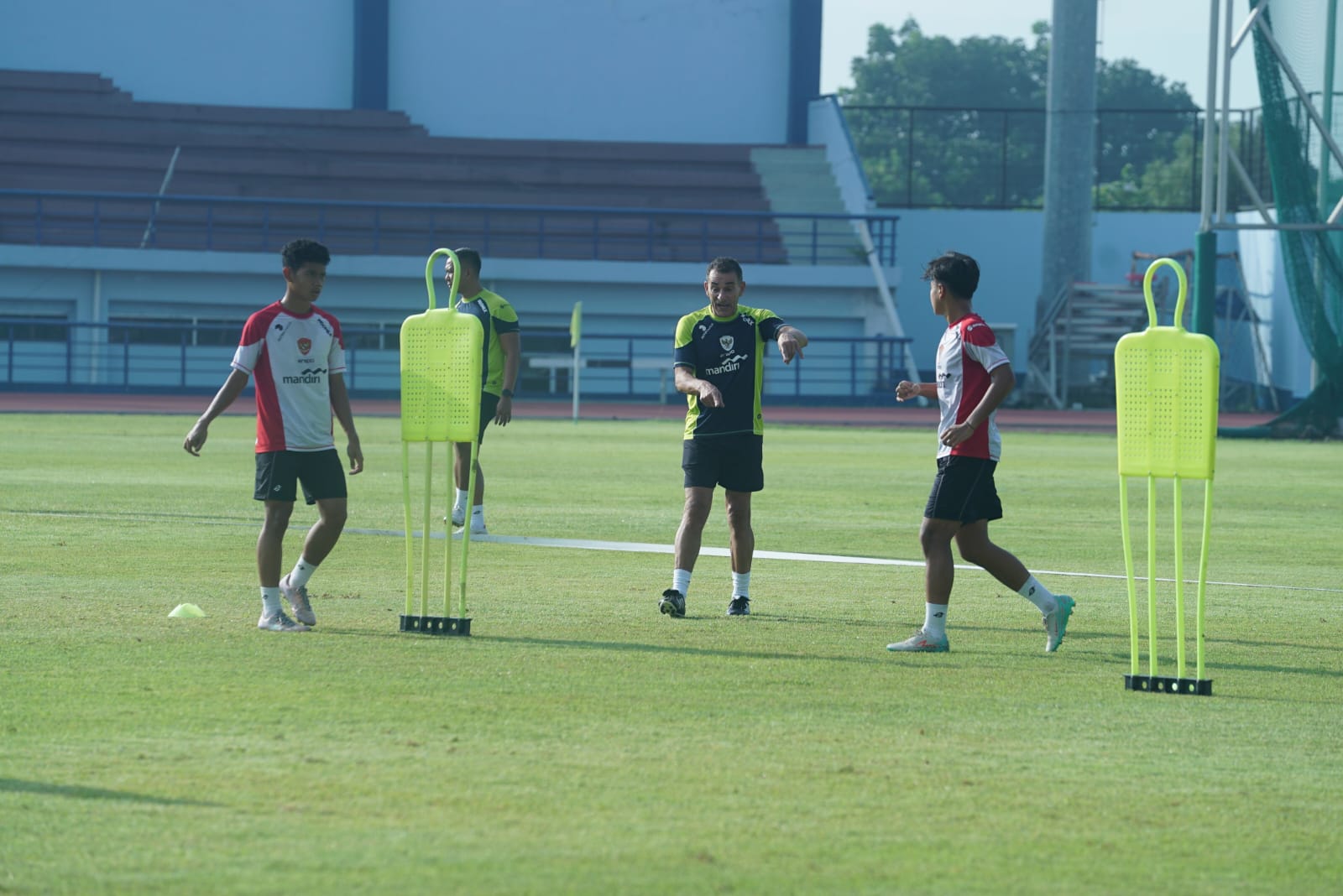 Sebelum Uji Coba di Dubai, Garuda Muda Fokus Taktikal di Bandung 6 IMG 20250306 WA0004