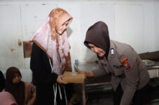 Hangatnya Kebersamaan, Polres Batu Berbagi Takjil dengan Anak Yatim Piatu 19 Hangatnya Kebersamaan, Polres Batu Berbagi Takjil dengan Anak Yatim Piatu