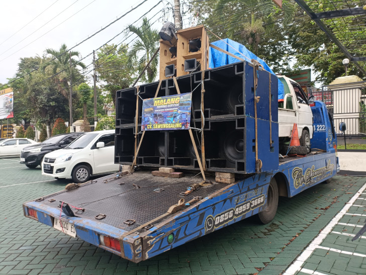 Pastikan Ramadan Kondusif dan Aman, Polres Malang Amankan Truk Pembawa Sound Horeg di Kepanjen 13 Pastikan Ramadan Kondusif dan Aman, Polres Malang Amankan Truk Pembawa Sound Horeg di Kepanjen