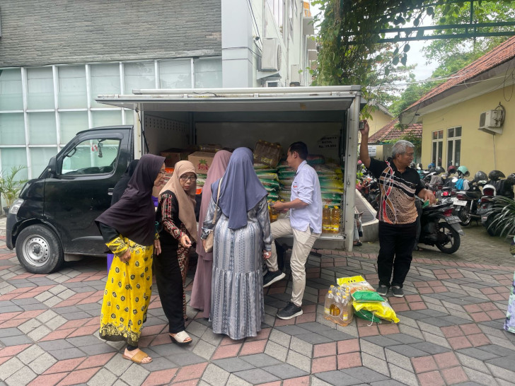 Dispaperta Sidoarjo Gelar Pasar Murah, Stabilkan Harga Pangan Jelang Hari Raya 12 Dispaperta Sidoarjo Gelar Pasar Murah, Stabilkan Harga Pangan Jelang Hari Raya