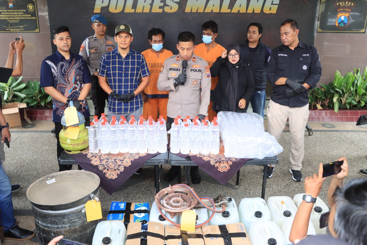 Polres Malang Bongkar Home Industry Miras, Dua Orang Pelaku Dimankan