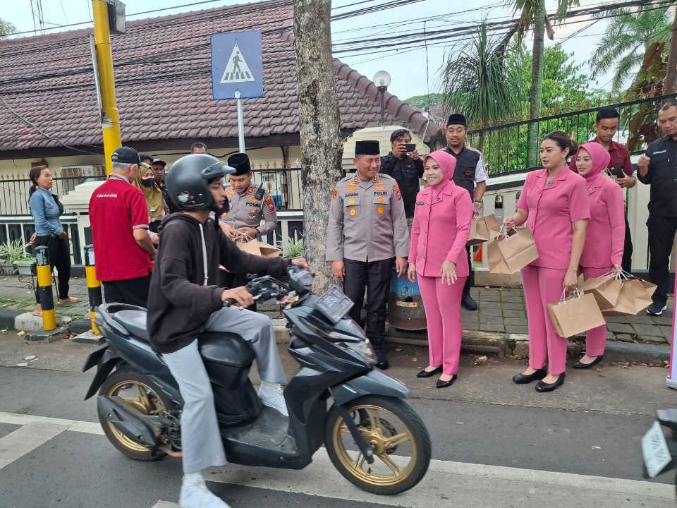 Polres Malang dan Jurnalis Bagikan Ratusan Paket Takjil untuk Pengguna Jalan