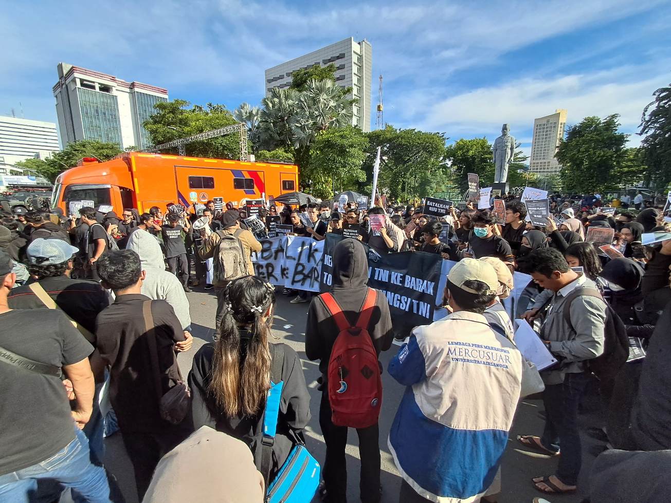 Demonstrasi di Grahadi, Massa Tolak RUU TNI yang Dinilai Kembalikan Supremasi Militer 16 IMG 20250320 201504