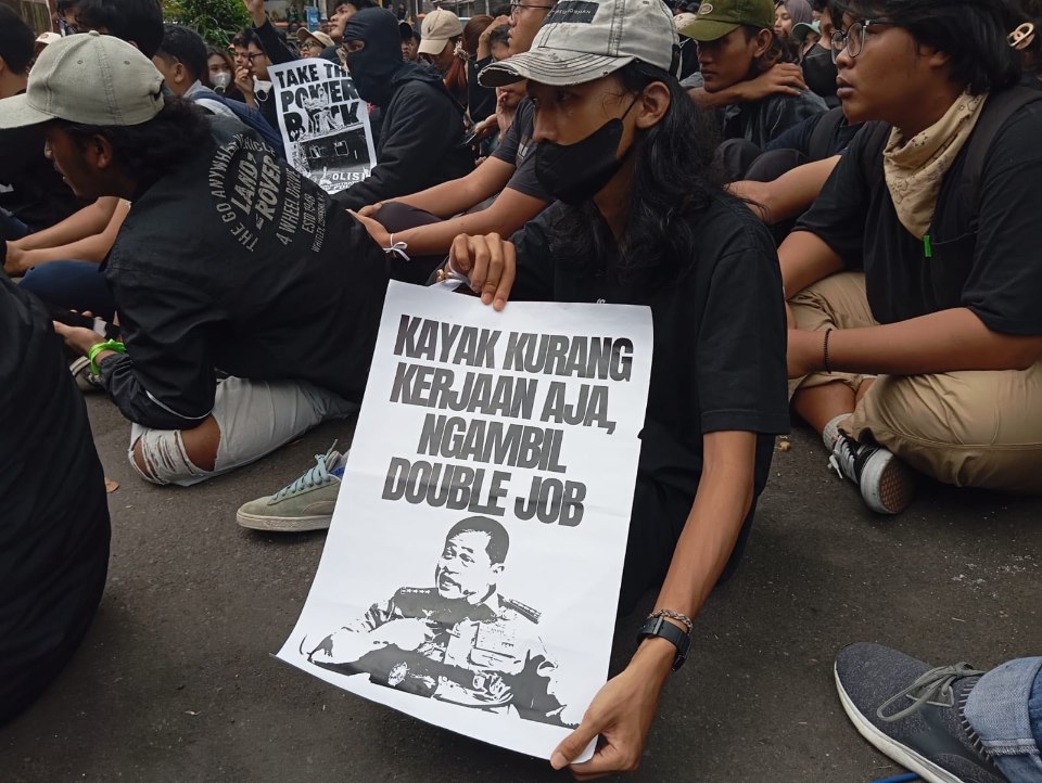 Tak Goyah Diterpa Hujan, Mahasiswa di Jember Demo Tolak UU TNI 3 IMG 20250324 164101