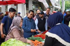 Wali Kota dan Wakil Wali Kota Batu Sidak Pasar Pagi Among Tani Jelang Lebaran 2025 13 IMG 20250327 200539