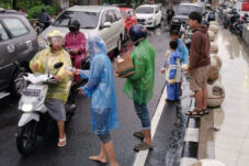 Pesepeda Blitar Raya Bagikan 800 Takjil ke Pengguna Jalan Raya 18 Pesepeda Blitar Raya Bagikan 800 Takjil ke Pengguna Jalan Raya