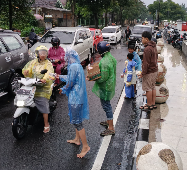 Pesepeda Blitar Raya Bagikan 800 Takjil ke Pengguna Jalan Raya 15 Pesepeda Blitar Raya Bagikan 800 Takjil ke Pengguna Jalan Raya