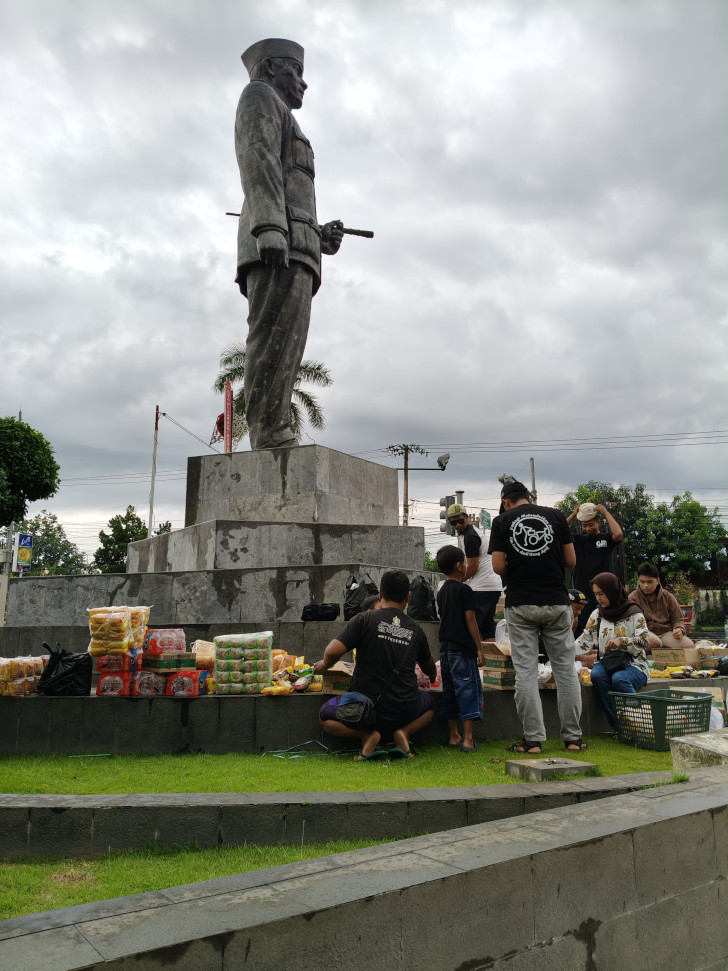 Pesepeda Blitar Raya Bagikan 800 Takjil ke Pengguna Jalan Raya 2 Puluhan anggota peseda Blitar Raya mulai anak-anak hingga dewasa, melakukan kegiatan spesial Ramadan berbagi, berupa pembagian 800 takjil ke pengguna jalan di pertigaan lampu merah patung Bung Karno, Jumat (7/3/25).