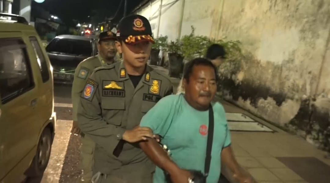 Satpol PP Kota Madiun Gelar Razia, Enam Pengamen Diamankan 17 f815bbed aee1 4879 94d3 d81b98a187c1 1