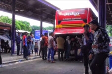 Puluhan Ribu Penumpang Padati Terminal Bungurasih Sidoarjo 14 Puluhan Ribu Penumpang Padati Terminal Bungurasih Sidoarjo
