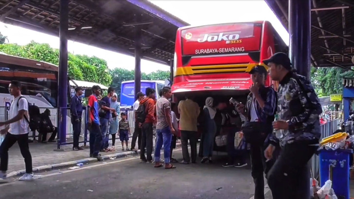 Puluhan Ribu Penumpang Padati Terminal Bungurasih Sidoarjo