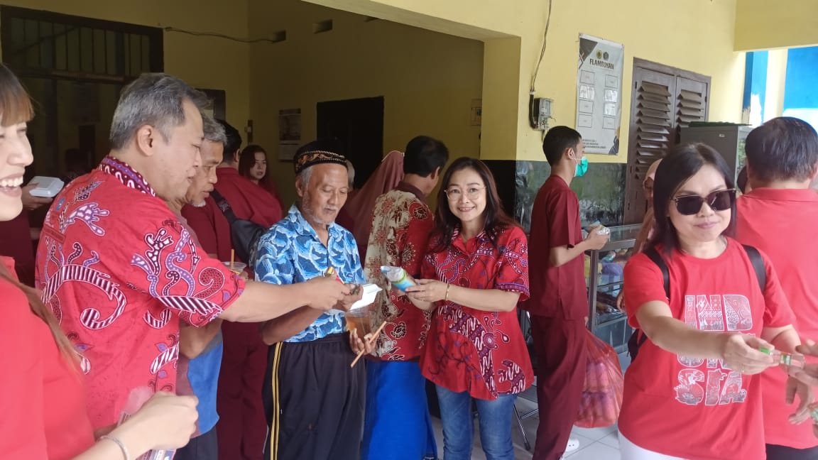 Suarakan Pesan Kemanusiaan, Komunitas Tionghoa Bondowoso dan Hamba Allah Berbagi Keceriaan di Panti Jompo 11 IMG 20250417 WA0049