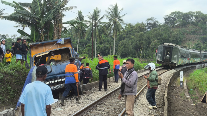 Diduga Sopir Kurang Fokus, KA Ijen Ekspres Tertabrak Truk Muatan Pasir di Jember