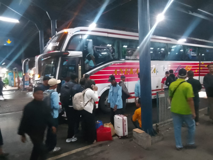 Terminal Purabaya Sidoarjo Dipenuhi Ribuan Pemudik