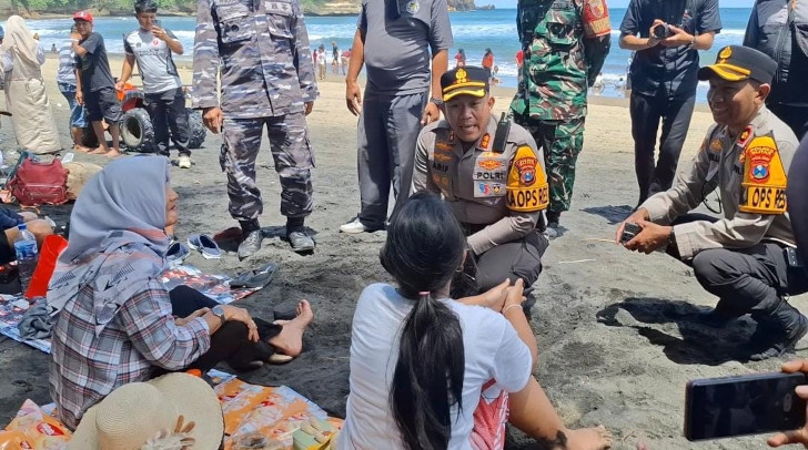 Kapolres Blitar Pantau Kepadatan Wisatawan 3 Pantai Kawasan JLS di Libur Lebaran