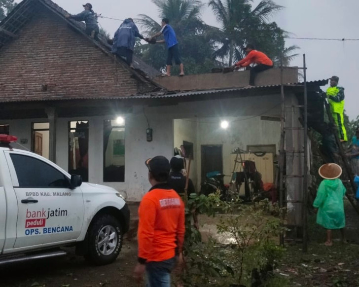 Angin Kencang Rusak 10 Rumah di Pakis Kabupaten Malang