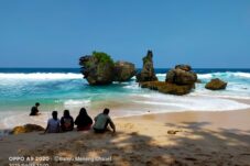 Ribuan Wisatawan Padati Pantai 3 in 1 Kabupaten Malang di Moment Long Weekend