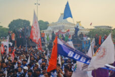 Aksi May Day 2025 Sempat Memanas, Buruh Gempur Kantor Gubernur Jatim Tuntut Keadilan Pajak dan Layanan Publik 16 Aksi May Day 2025 Sempat Memanas, Buruh Gempur Kantor Gubernur Jatim Tuntut Keadilan Pajak dan Layanan Publik