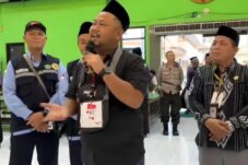 Caption : Bupati Gresik Fandi Akhmad Yani alias Gus Yani memberikan wejangan pada Jemaah Calon Haji Kloter 21 Embarkasi Surabaya di Asrama Haji Sukolilo. (Foto : Antara)