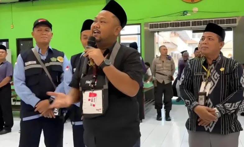 Caption : Bupati Gresik Fandi Akhmad Yani alias Gus Yani memberikan wejangan pada Jemaah Calon Haji Kloter 21 Embarkasi Surabaya di Asrama Haji Sukolilo. (Foto : Antara)