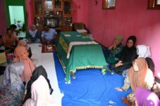 Bekerja di Perusahaan Judi Online Kamboja, Jenazah WNI Korban TPPO Tiba di Rumah Duka Setelah Tertunda 1,5 Bulan 16 IMG 20250512 WA0071