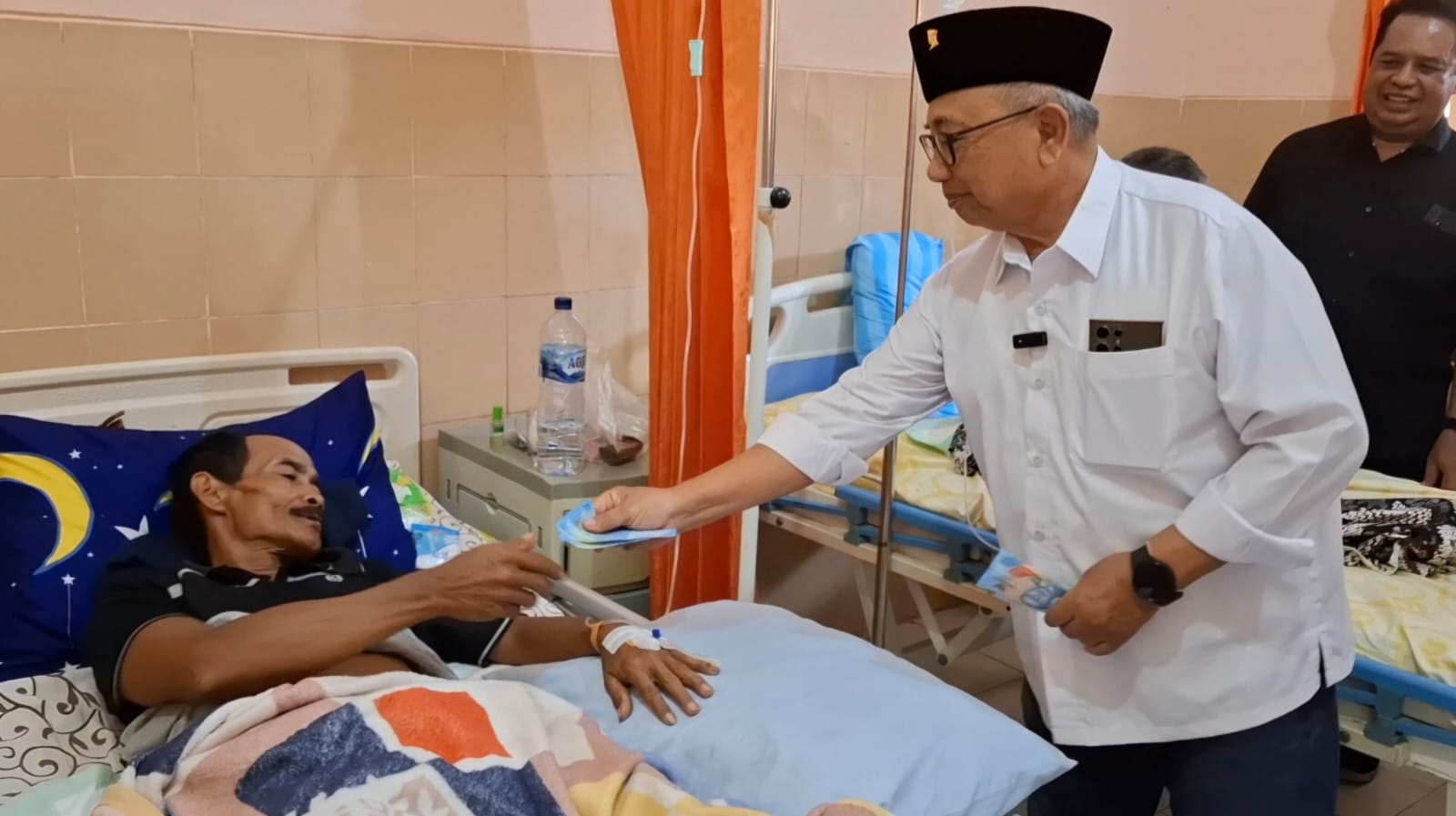 Bupati Blitar Gratiskan Seluruh Biaya Perawatan Korban Keracunan 17 Bupati Blitar Rijanto saat menjenguk pasien lansia yang dirawat di Puskesmas Boro, Selorejo akibat keracunan. (Novianto/tagarjatim.id)