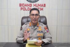 Kabidhumas Polda Jatim Kombes Pol Jules Abraham Abast membenarkan tentang mutasi perwira di Polrestabes Surabaya, Minggu (18/5/2025). (Foto : Eleanor)