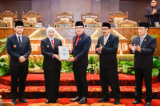 DPRD Jatim Ketok Palu LKPJ 2024, Khofifah: Rekomendasi Jadi Panduan Perbaikan