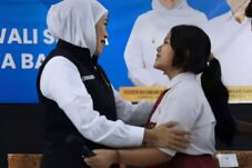 Gubernur Jatim Khofifah Indar Parawansa saat menyapa calon murid Sekolah Rakyat di UPT PPSPA Kota Batu, Senin (19/5/2025).