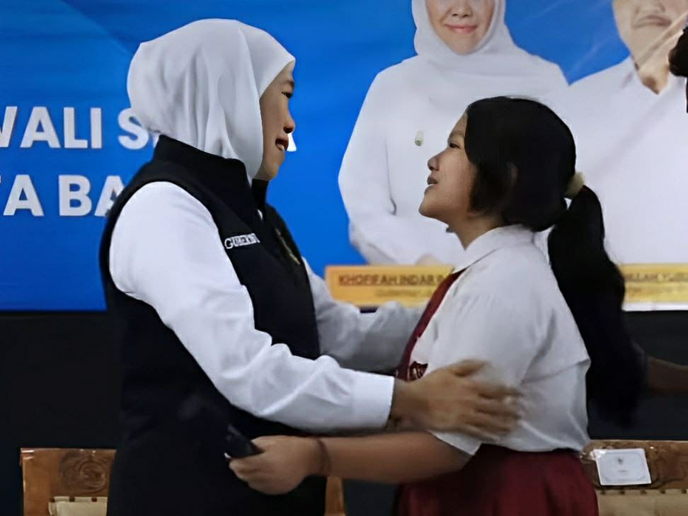 Gubernur Jatim Khofifah Indar Parawansa saat menyapa calon murid Sekolah Rakyat di UPT PPSPA Kota Batu, Senin (19/5/2025).