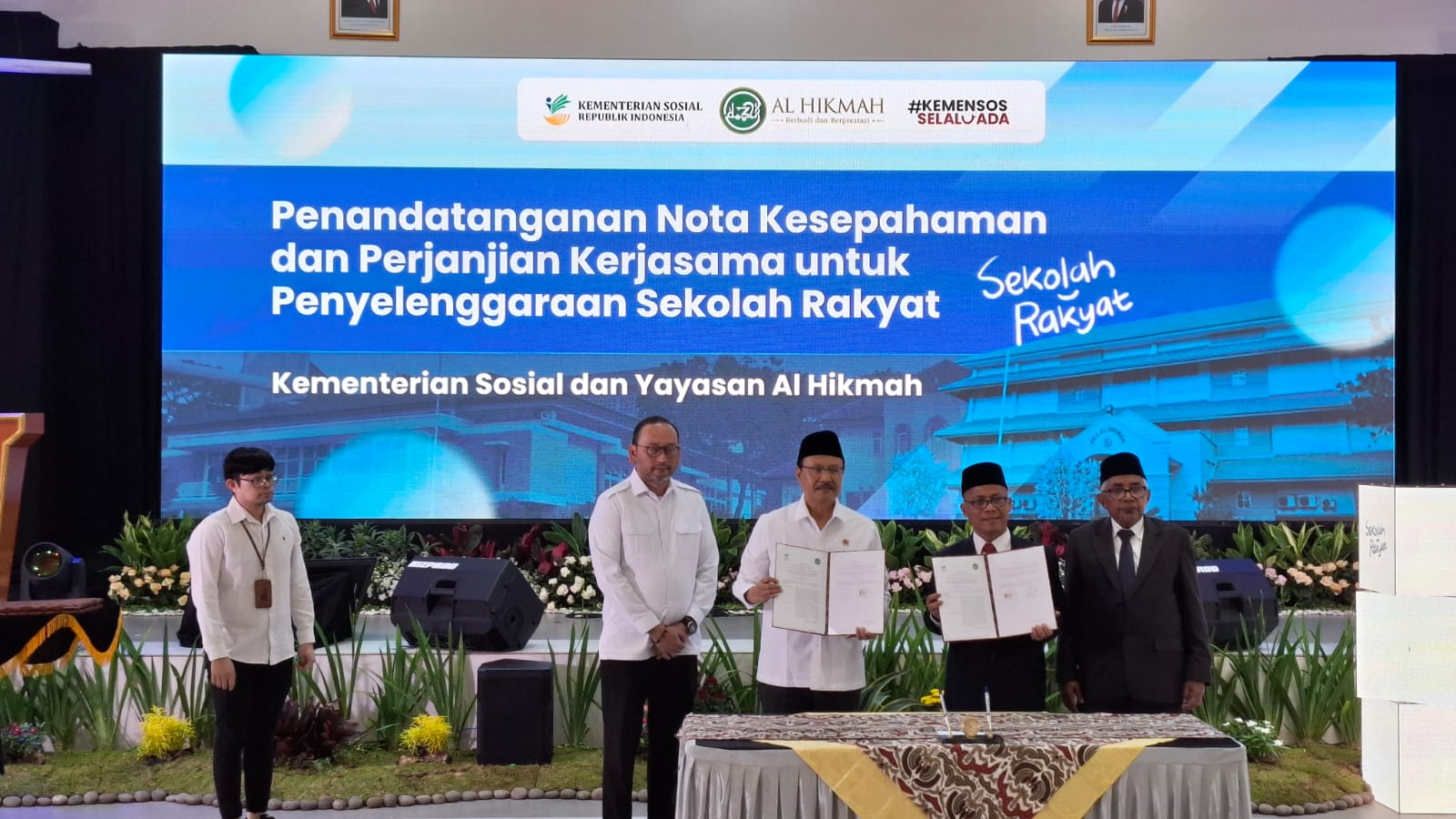 Menteri Sosial Saifullah Yusuf menjalin MOU dengan LPI Al-Hikmah Kota Batu untuk menata sistem belajar mengajar di Sekolah Rakyat.