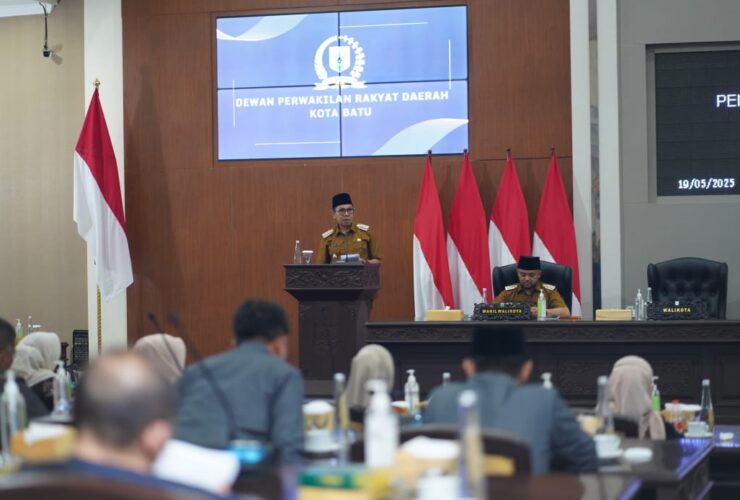 Wali Kota Batu Nurochman menyampaikan sambutan dalam Rapat Paripurna RPJMD 2025-2029.