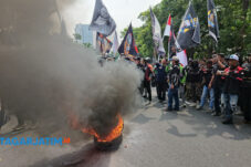 Driver Ojol Kepung Kantor Gubernur Jatim, Tuntut Program Hemat Berbayar Dihapus Hingga Ubah Potongan Jadi 10 Persen