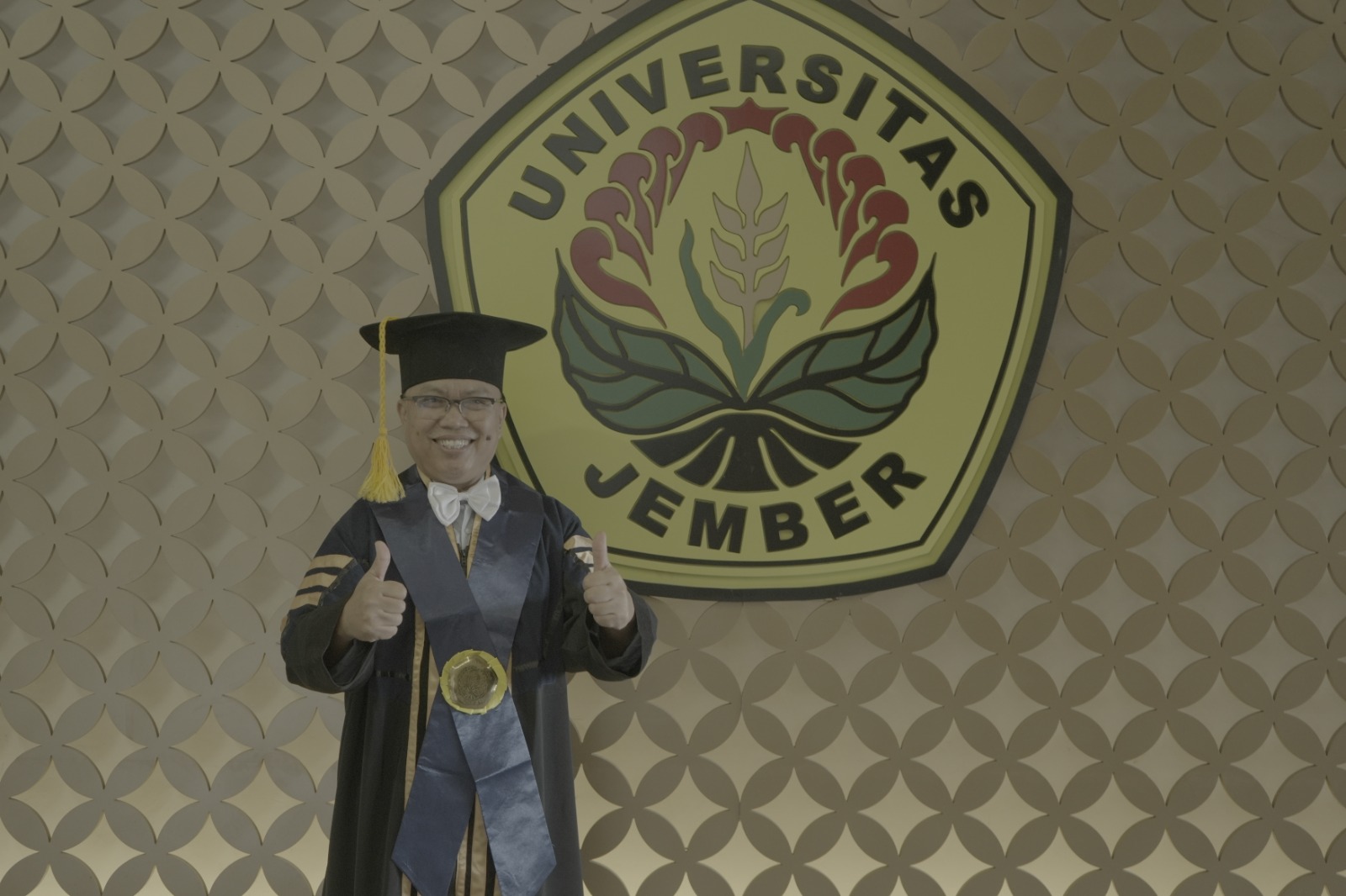 Prof. Dr. Ir. Jojok Widodo Soetjipto, S.T., M.T usai dikukuhkan sebagai guru besar Fakultas Teknik Unej. (Istimewa)