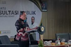Direktur RSUD Karsa Husada saat memnyampaikan arahan dalam Forum Konsultasi Publik (FKP) tentang Hidup Berkualitas dengan Jantung Sehat yang diselenggarakan oleh RSUD Karsa Husada di Hotel Batu Suki, Kota Batu, Rabu (22/5/2025). (Foto: Moch. Firman/tagarjatim.id)