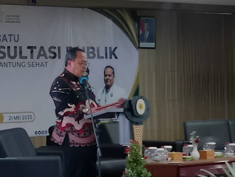 Direktur RSUD Karsa Husada saat memnyampaikan arahan dalam Forum Konsultasi Publik (FKP) tentang Hidup Berkualitas dengan Jantung Sehat yang diselenggarakan oleh RSUD Karsa Husada di Hotel Batu Suki, Kota Batu, Rabu (22/5/2025). (Foto: Moch. Firman/tagarjatim.id)